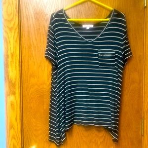 Soft Black&White T-shirt with zip pocket